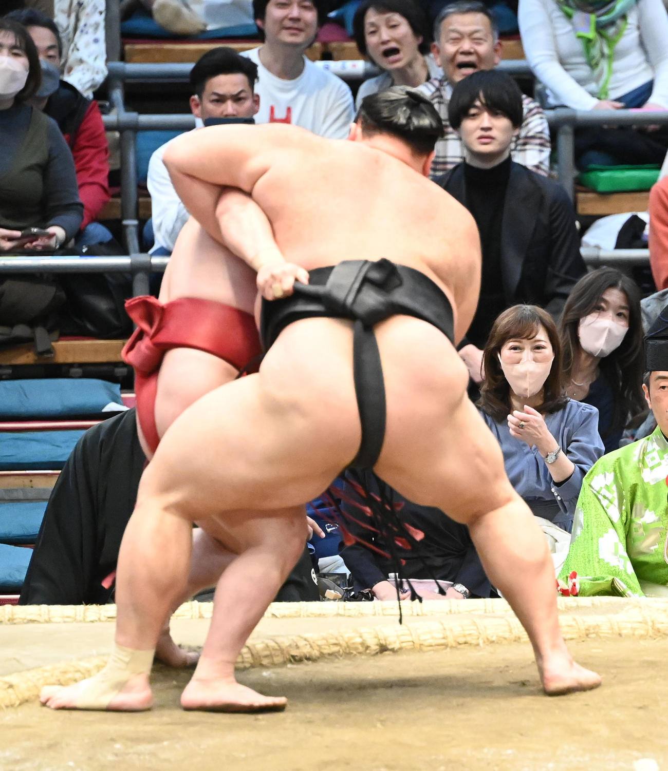 朝乃山（右）は寄り倒しで炎鵬を破る（撮影・和賀正仁）