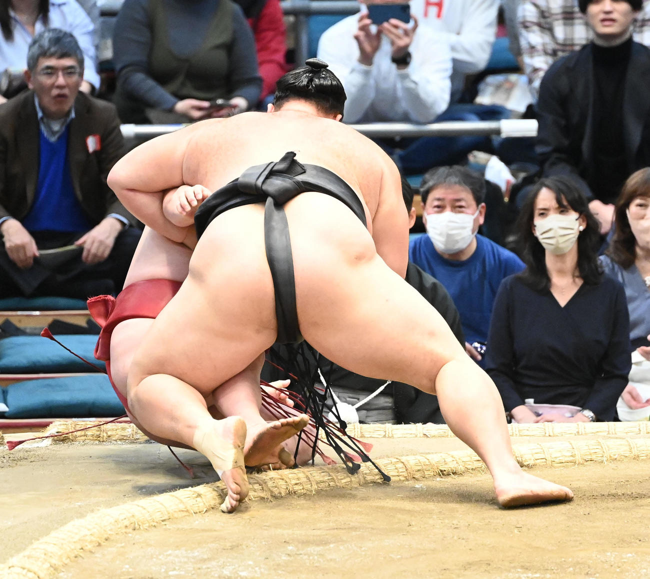 朝乃山（右）は寄り倒しで炎鵬を破る（撮影・和賀正仁）