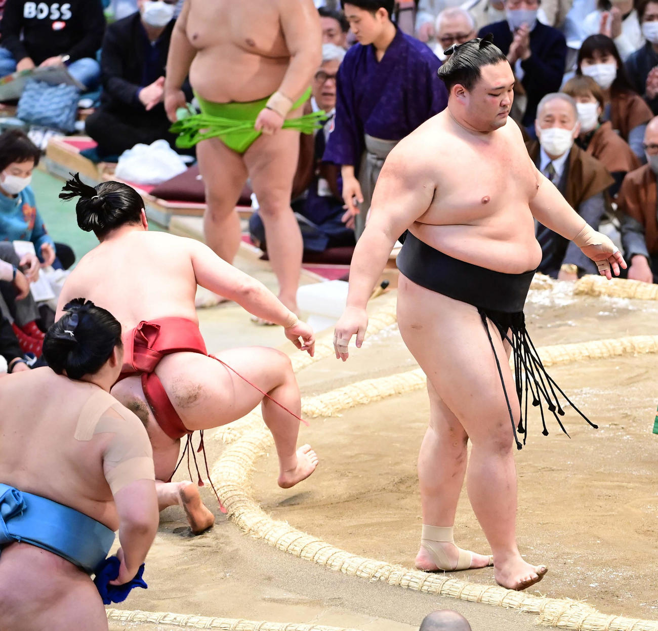 朝乃山（右）は炎鵬を寄り倒しで破る（撮影・小沢裕）