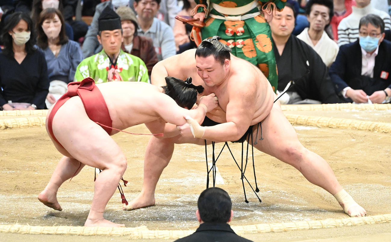 朝乃山（右）は寄り倒しで炎鵬を破る（撮影・和賀正仁）