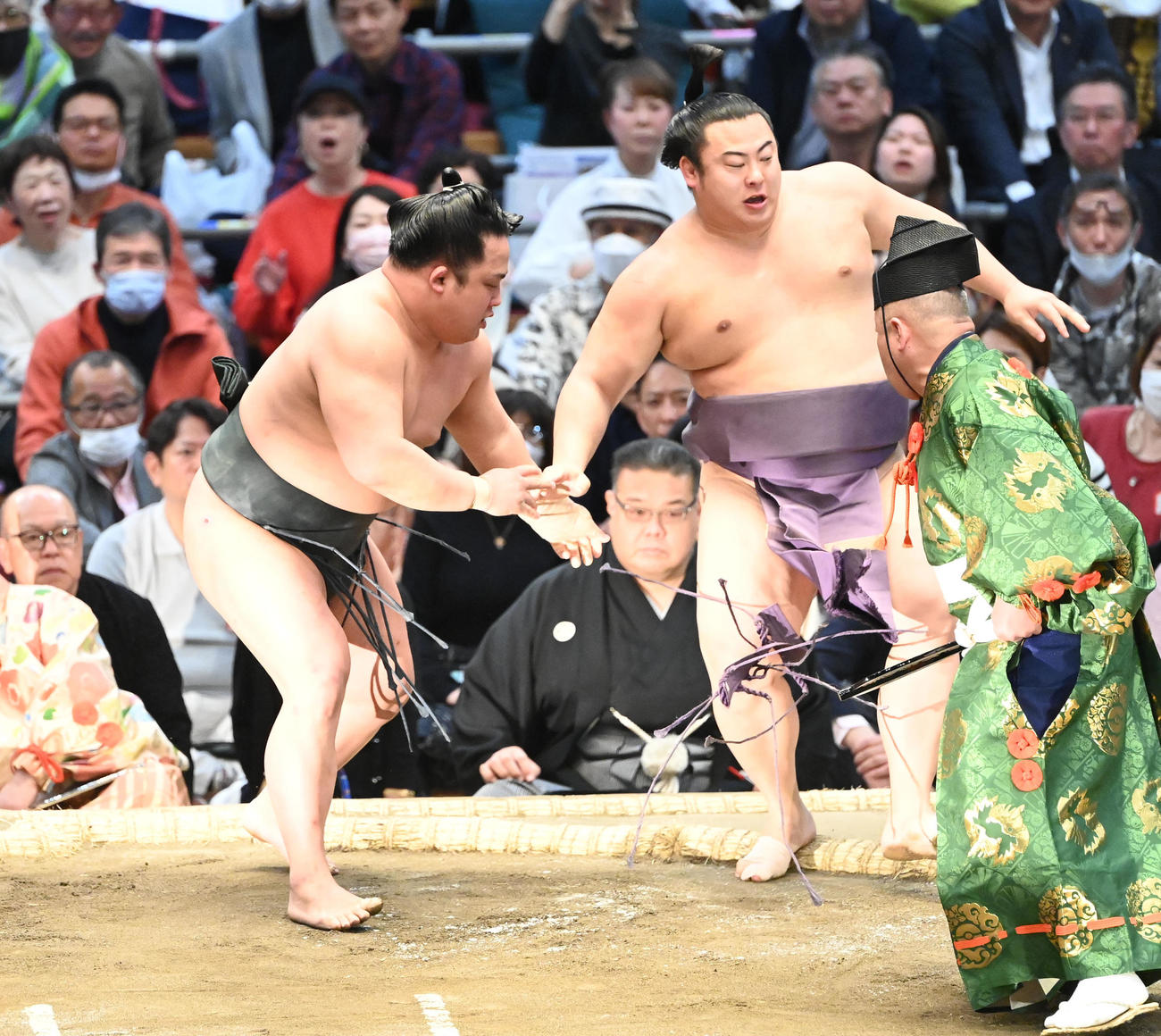 翠富士（左）は割り出しで翔猿を破る（撮影・和賀正仁）