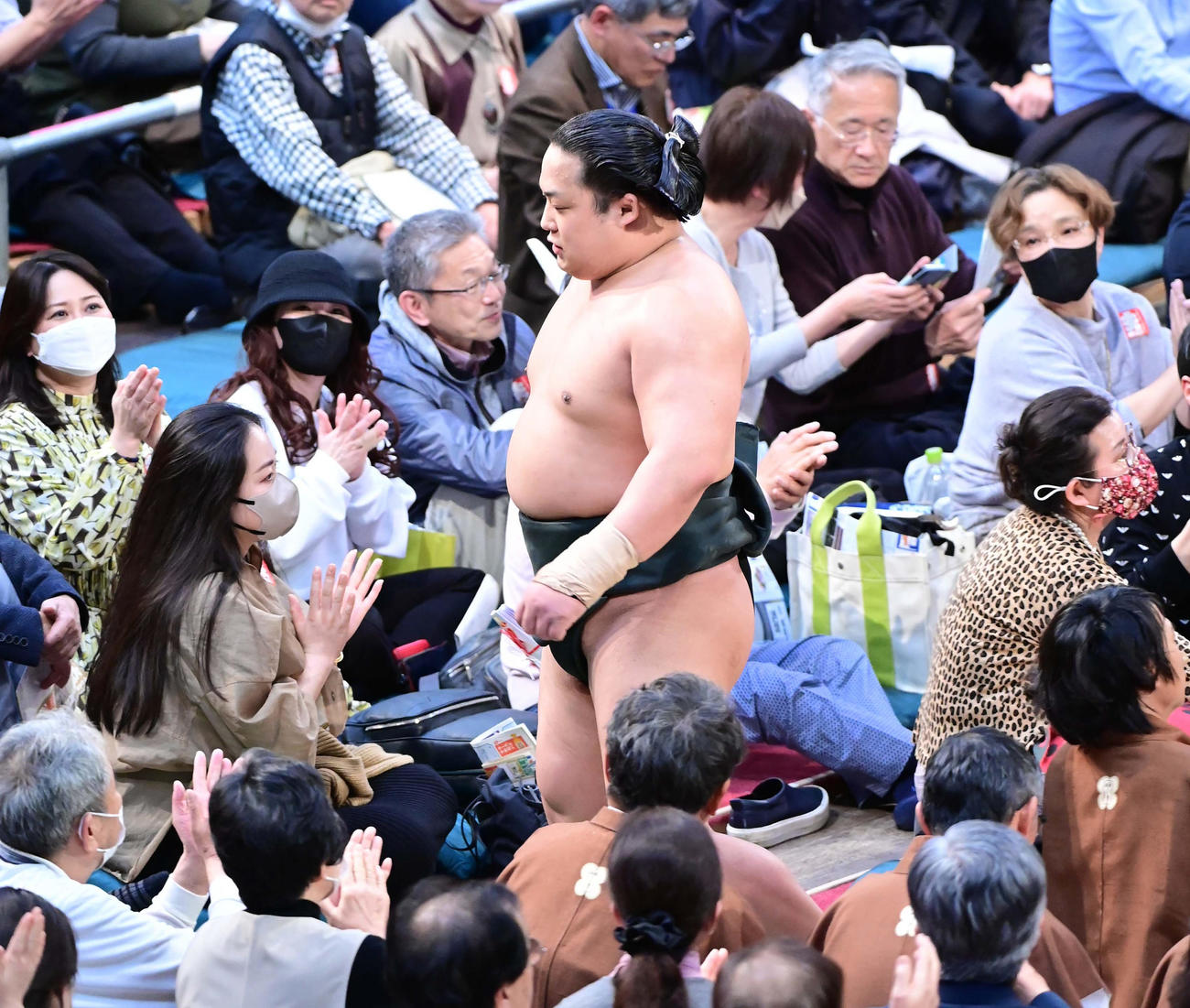 花道を引き揚げる翠富士（撮影・小沢裕）