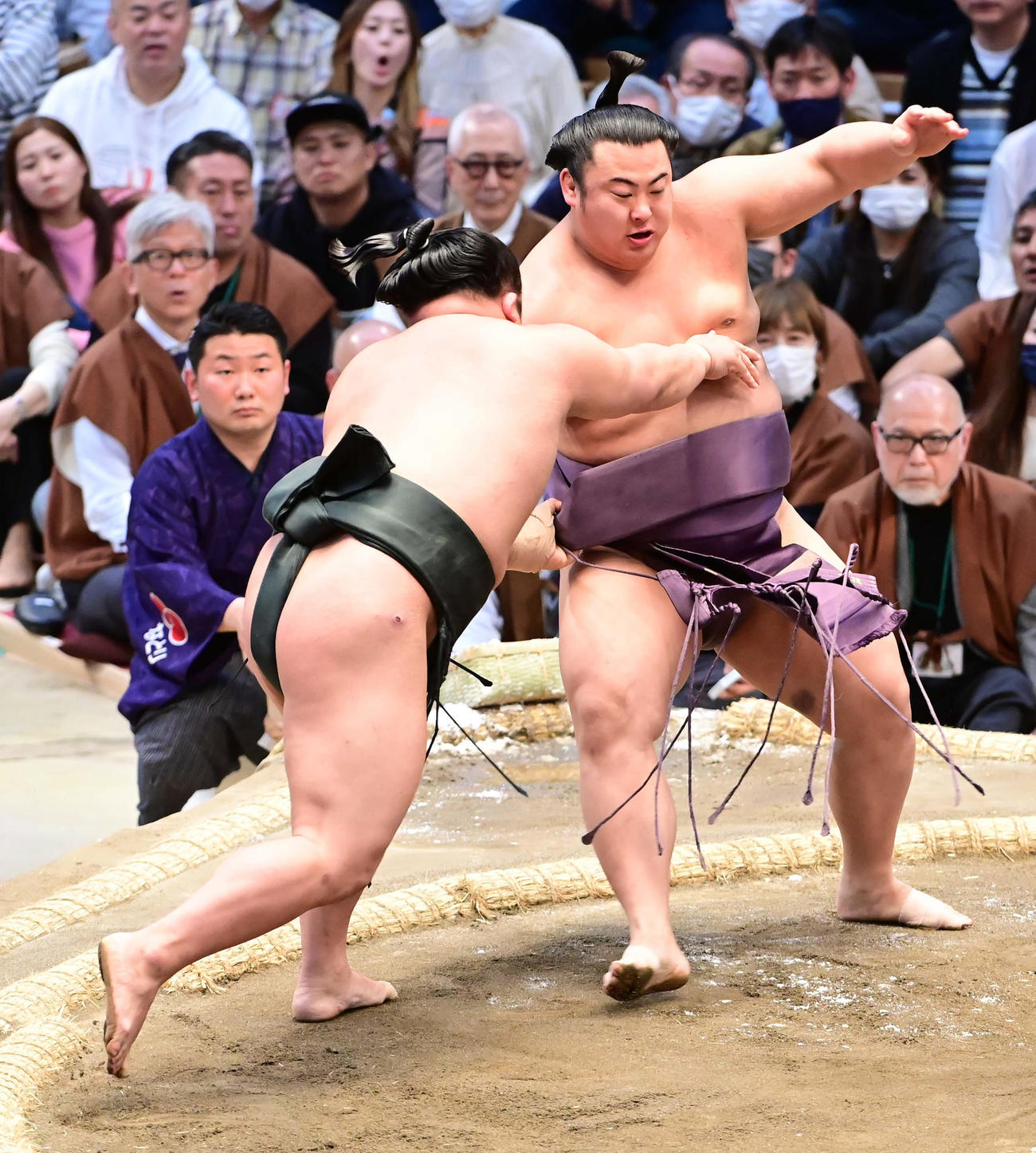 翠富士（左）は割り出しで翔猿を破る（撮影・小沢裕）