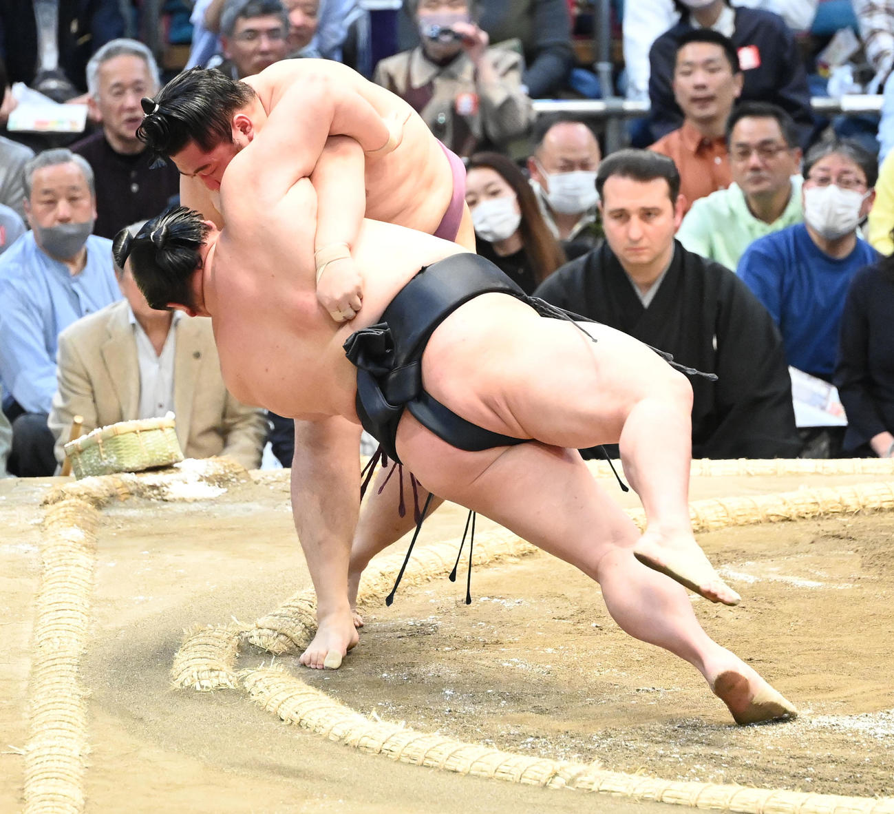 遠藤は正代（手前）をすくい投げで破る（撮影・和賀正仁）