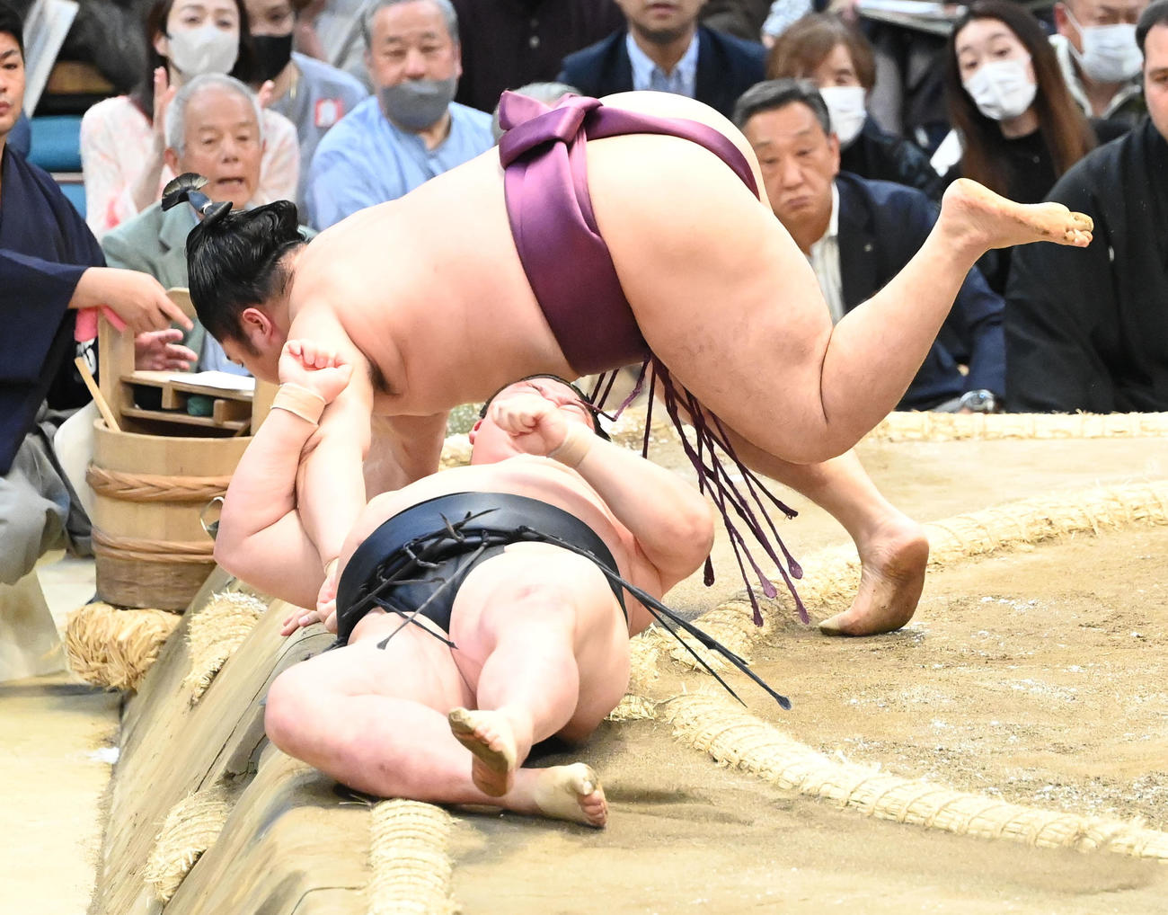 遠藤は正代（手前）をすくい投げで破る（撮影・和賀正仁）