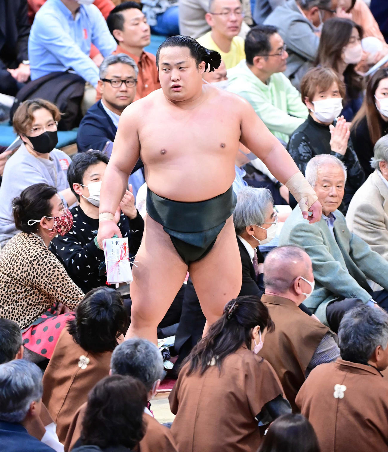懸賞金を手に花道を引き揚げる翠富士（撮影・小沢裕）