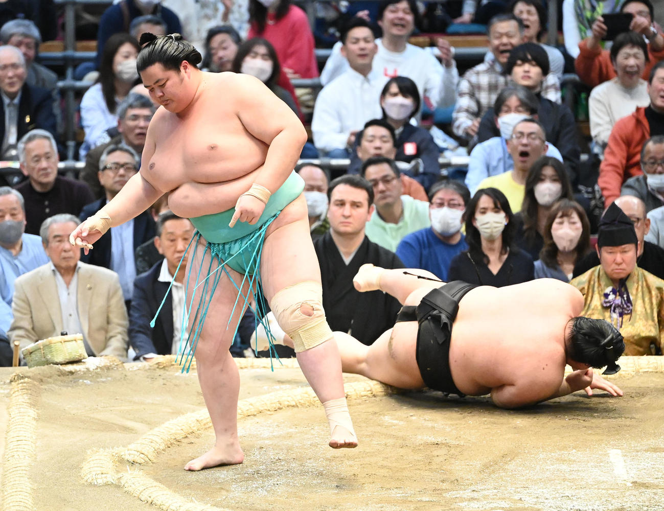 阿炎（右）を押し倒しで破る琴ノ若（撮影・和賀正仁）