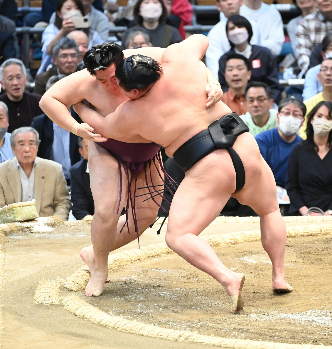遠藤は正代（手前）をすくい投げで破る（撮影・和賀正仁）