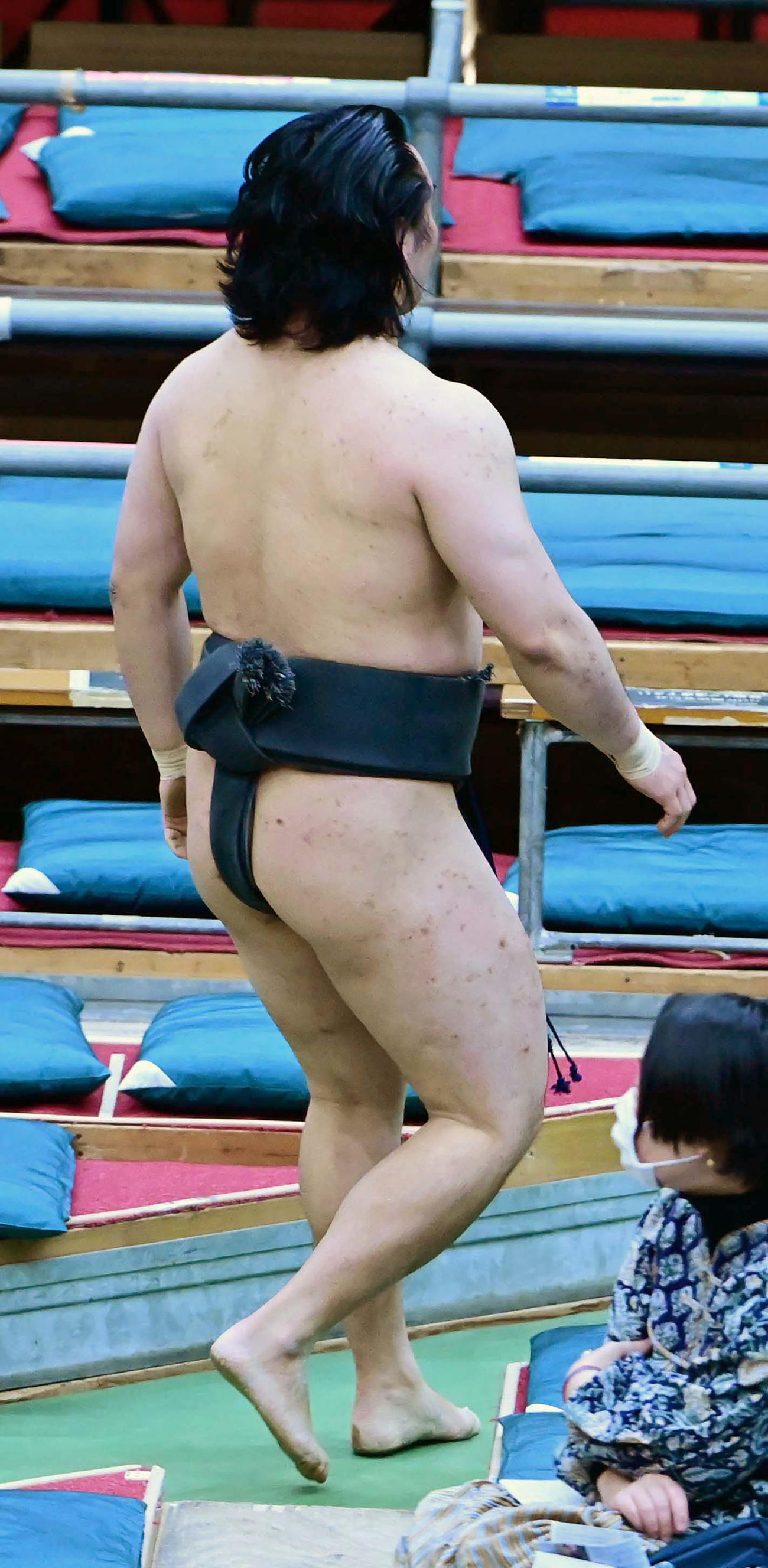 敗れた須山は花道を引き揚げる（撮影・小沢裕）
