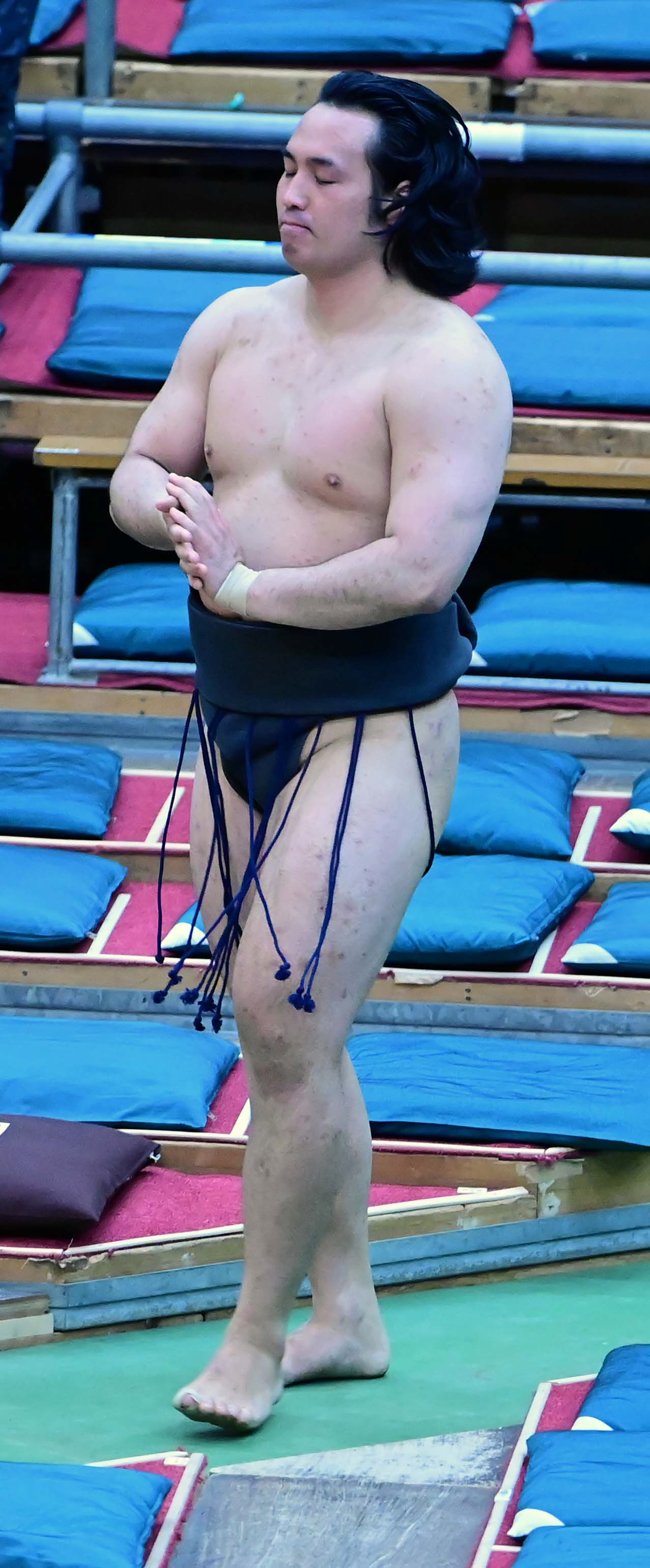 土俵に向かって礼をするのを忘れたため花道を引き返す須山（撮影・小沢裕）