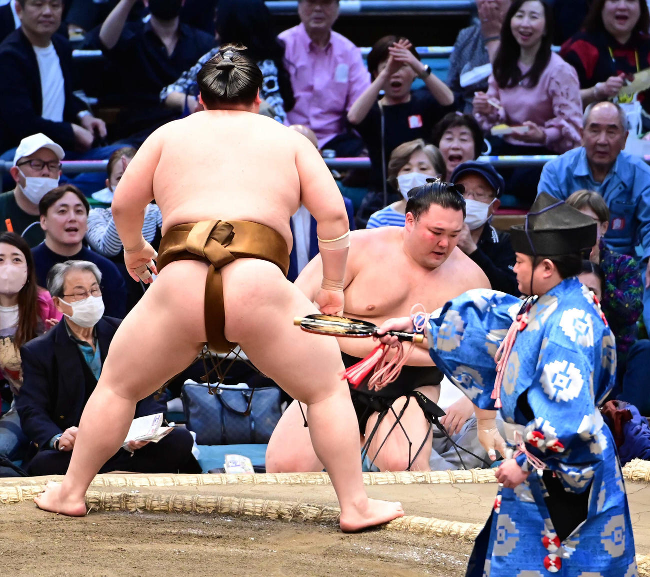 朝乃山は王鵬（左）に寄り切りで敗れる（撮影・小沢裕）