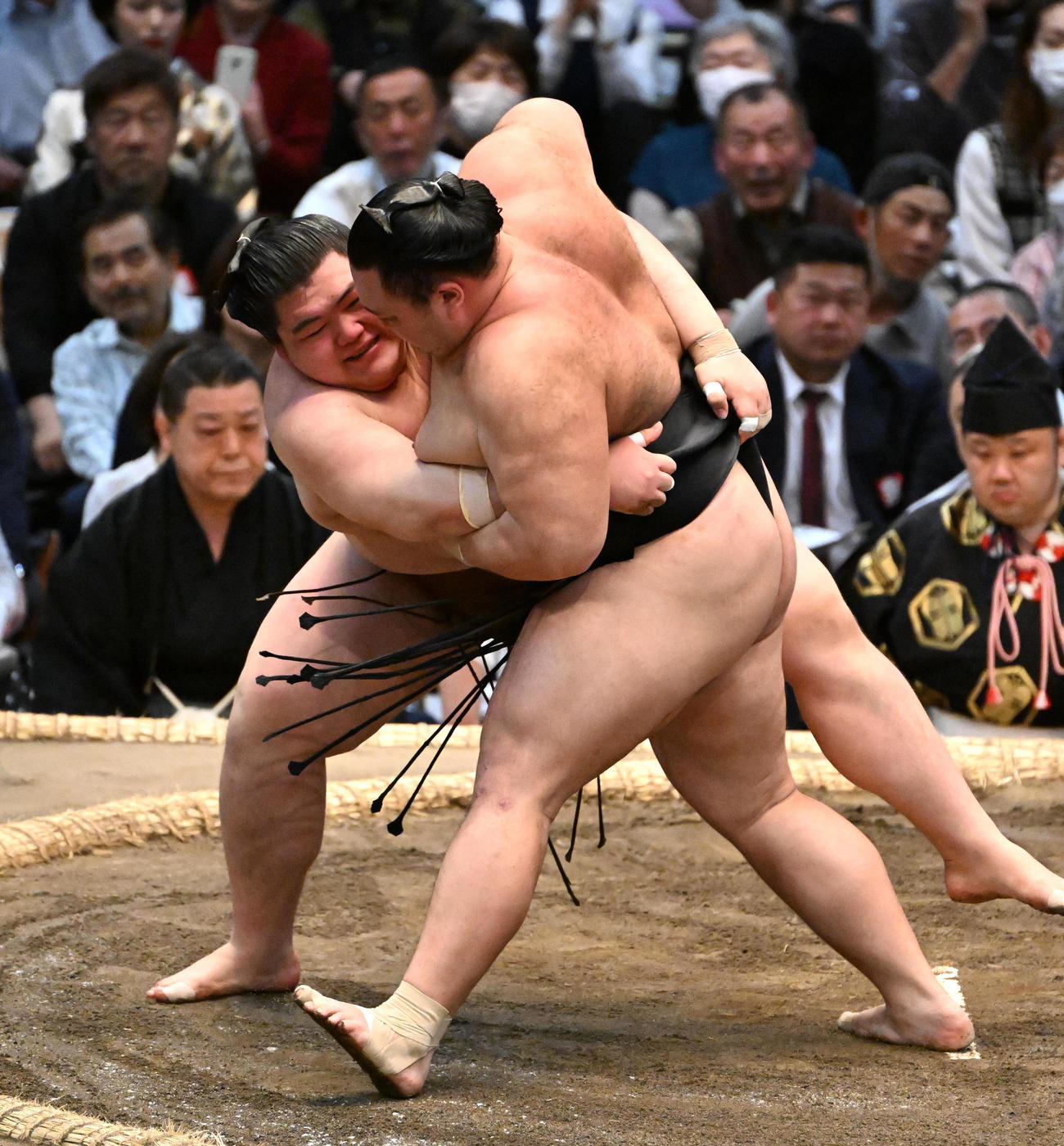 朝乃山（右）は寄り切りで王鵬に破られる（撮影・石井愛子）