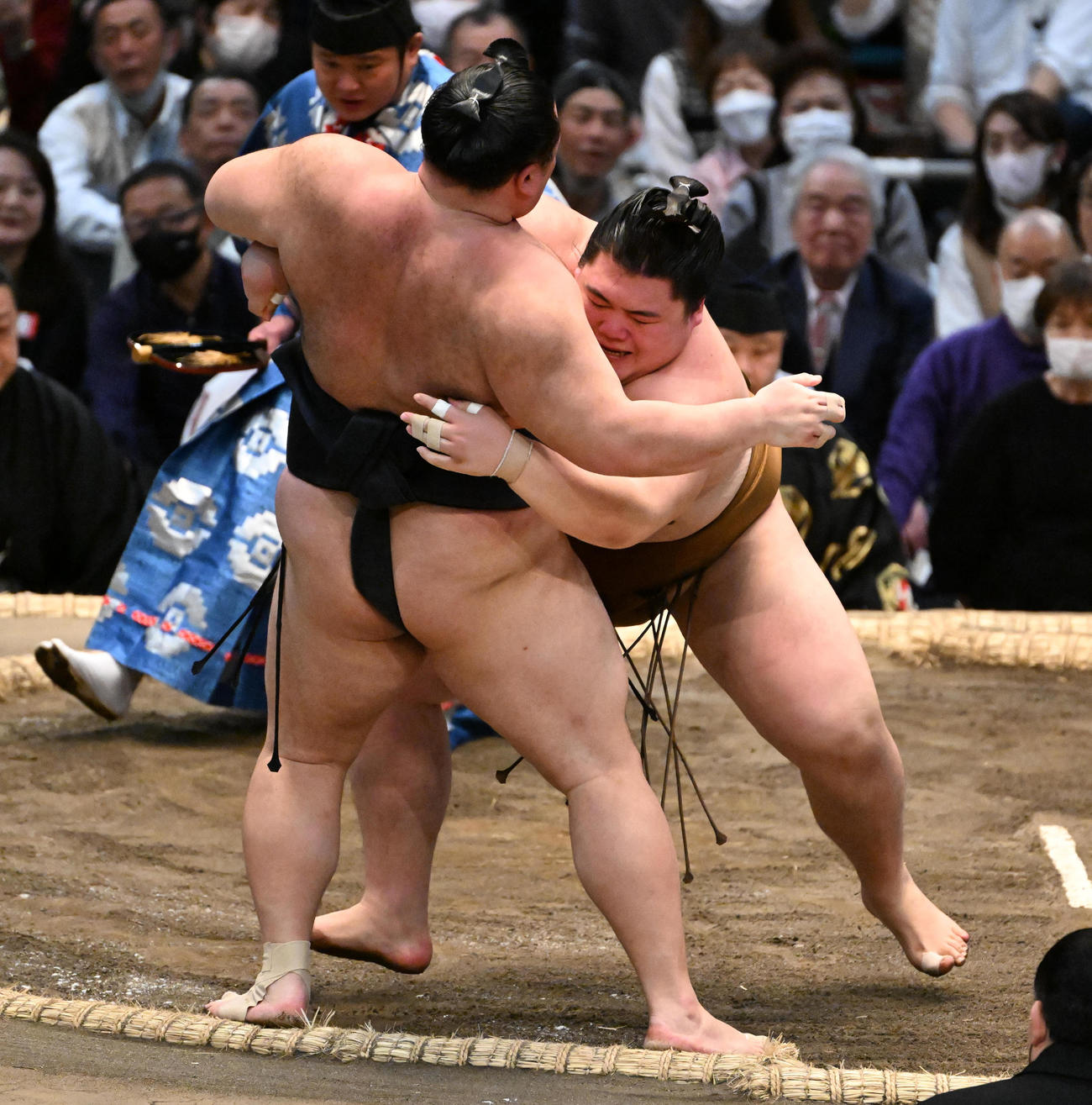 朝乃山（左）は寄り切りで王鵬に破られる（撮影・石井愛子）