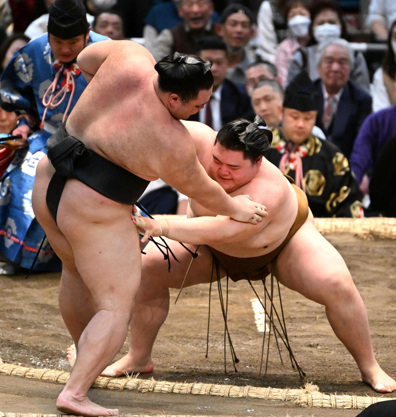 朝乃山（左）は寄り切りで王鵬に破られる（撮影・石井愛子）