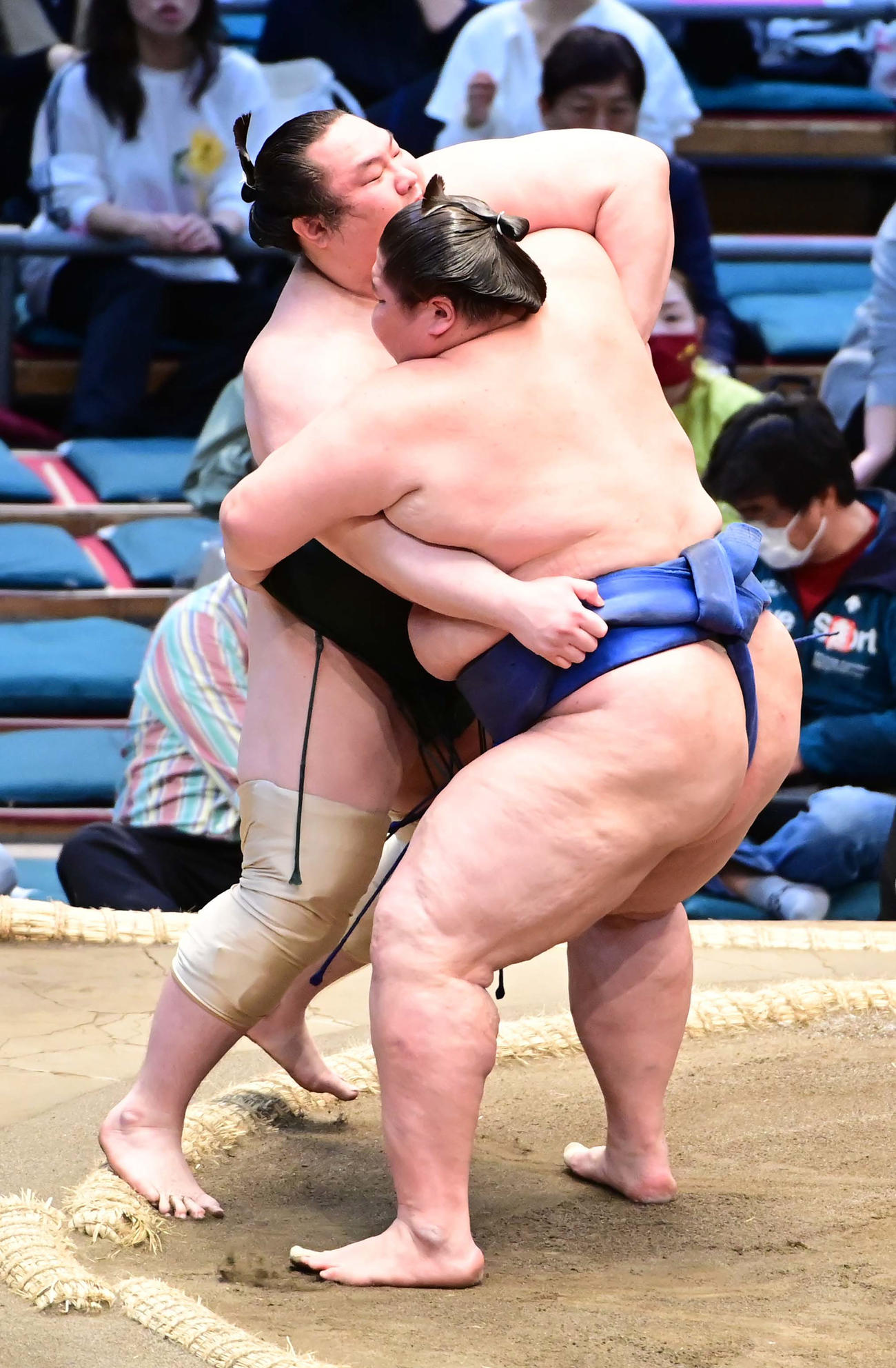 逸ノ城（右）は白鷹山を寄り切りで破る（撮影・小沢裕）