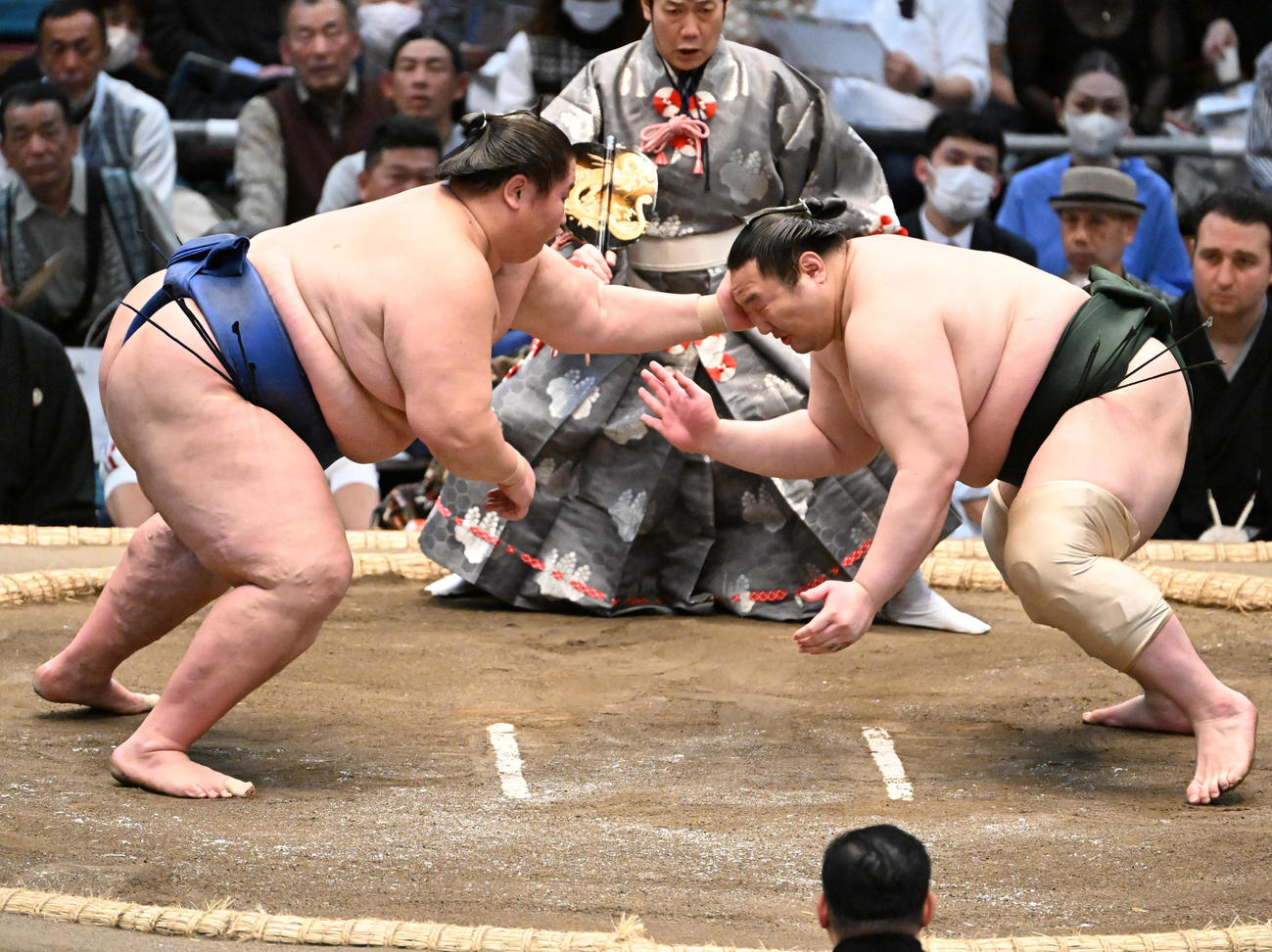 逸ノ城（左）は寄り切りで白鷹山を破る（撮影・石井愛子）