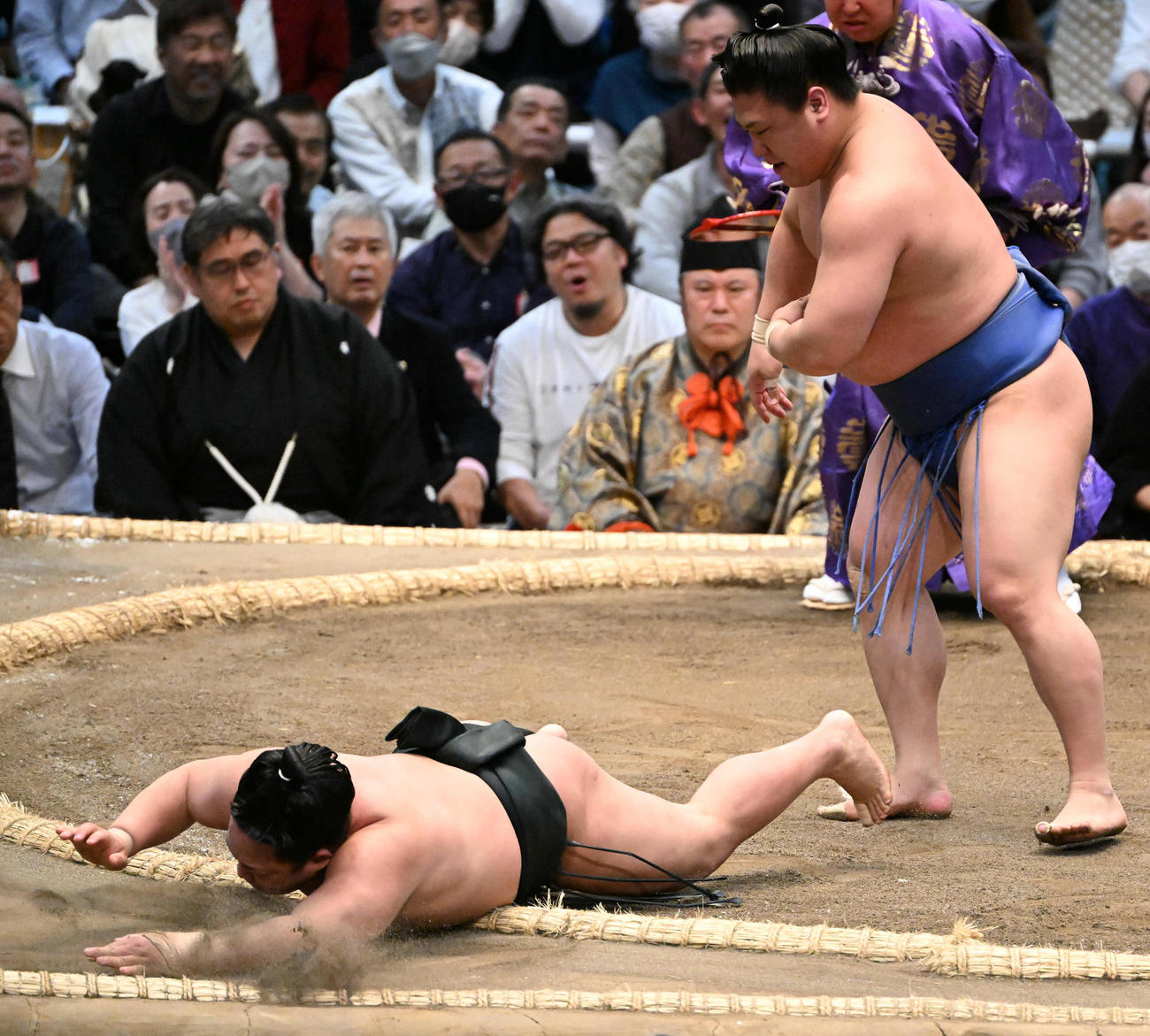 翠富士（左）は上手出し投げで若隆景に破れる（撮影・石井愛子）