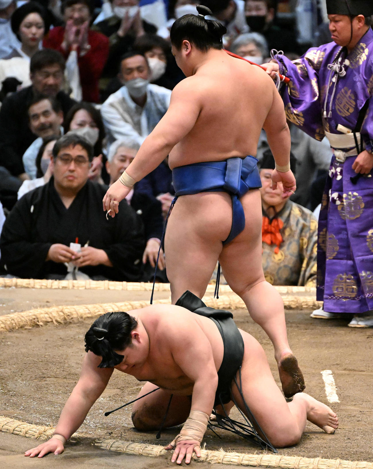 翠富士（左）は上手出し投げで若隆景に破れる（撮影・石井愛子）