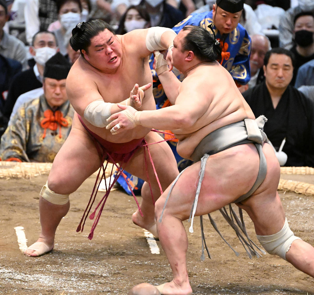 大栄翔（左）は突き出しで北勝富士を破る（撮影・石井愛子）
