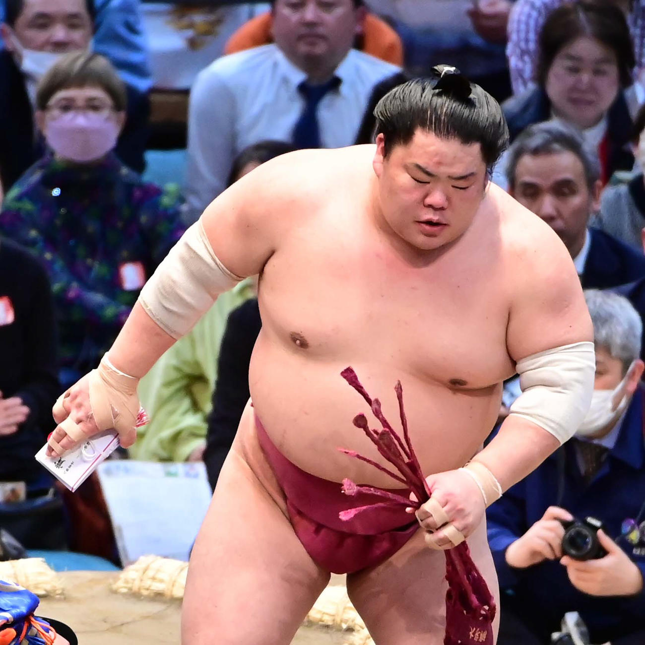 懸賞金を手にする大栄翔（撮影・小沢裕）