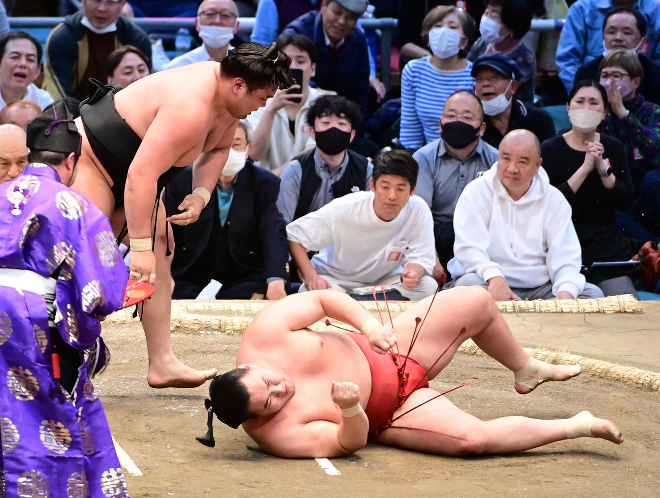 霧馬山は豊昇龍（右）を上手投げで破る（撮影・小沢裕）