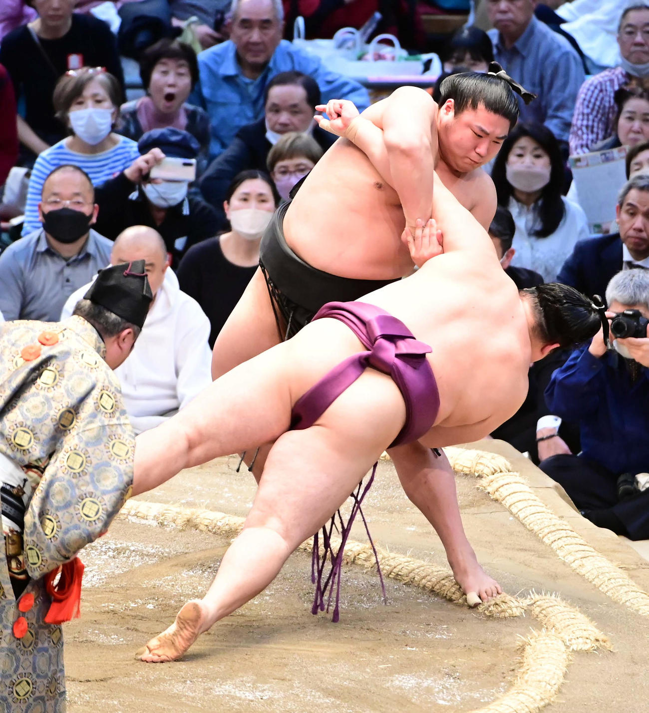 若元春は遠藤（手前）を小手投げで破る（撮影・小沢裕）