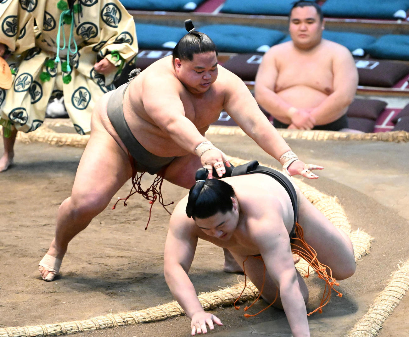 勝呂（左）は押し倒しで三島を破る（撮影・石井愛子）