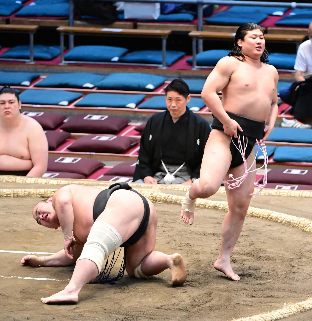 東俊隆（左）は勝誠をはたき込みで破り三段目の優勝決定戦に進んだ（撮影・小沢裕）
