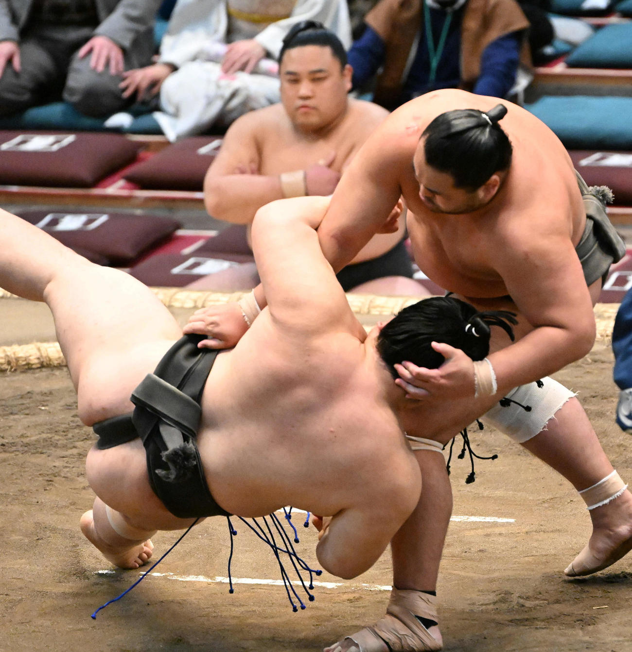 龍王（右）は下手投げで魁禅を敗る（撮影・石井愛子）