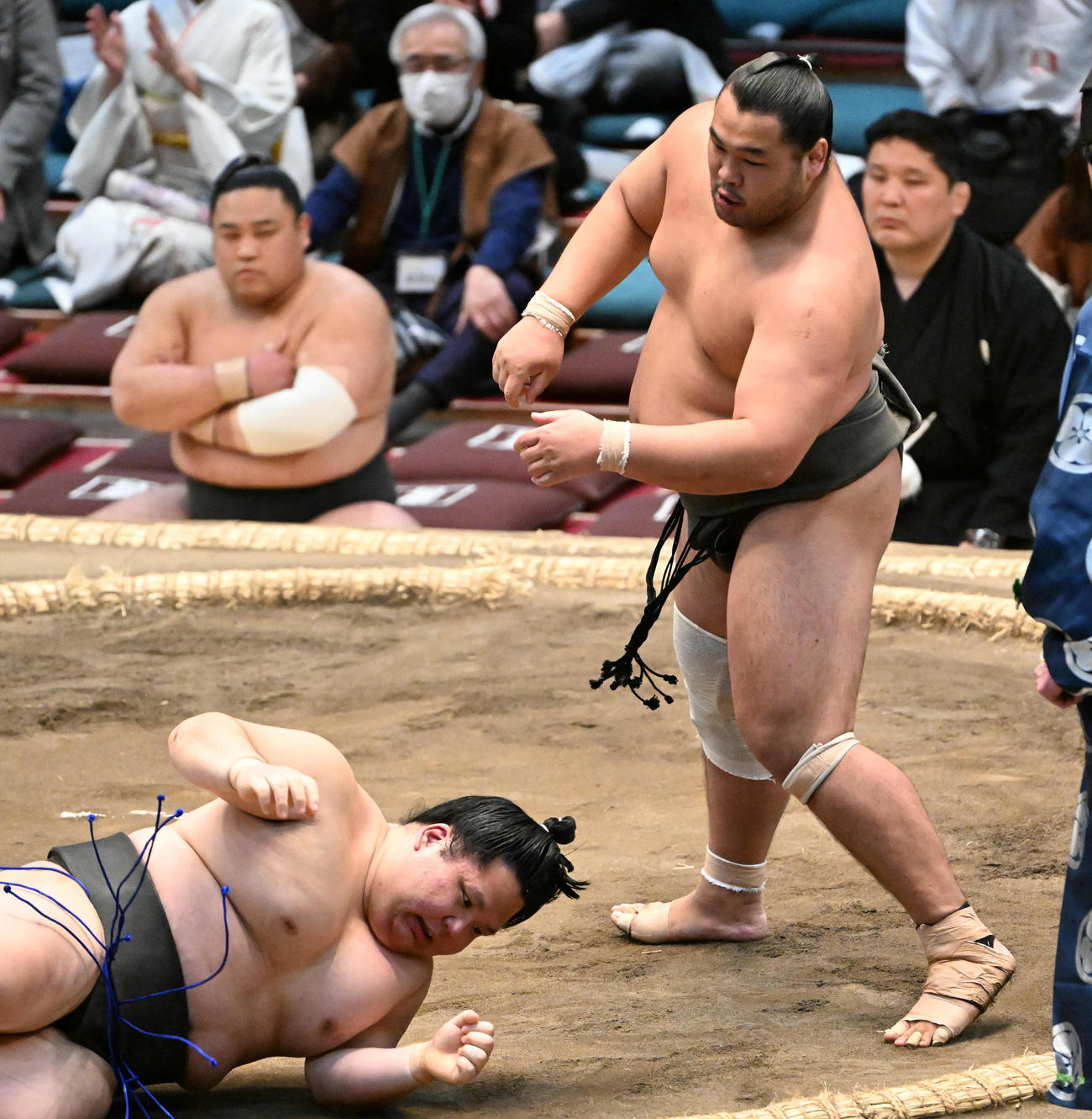 龍王（右）は下手投げで魁禅を敗る（撮影・石井愛子）