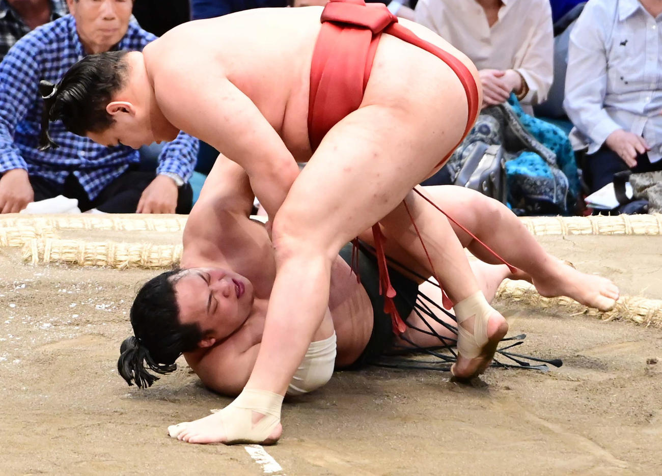翠富士（下）は豊昇龍に下手投げで敗れる（撮影・小沢裕）