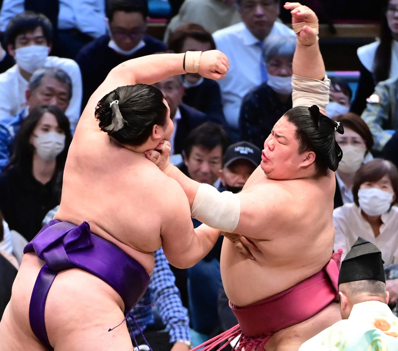 明生（左）を突き押しで攻める大栄翔（撮影・小沢裕）