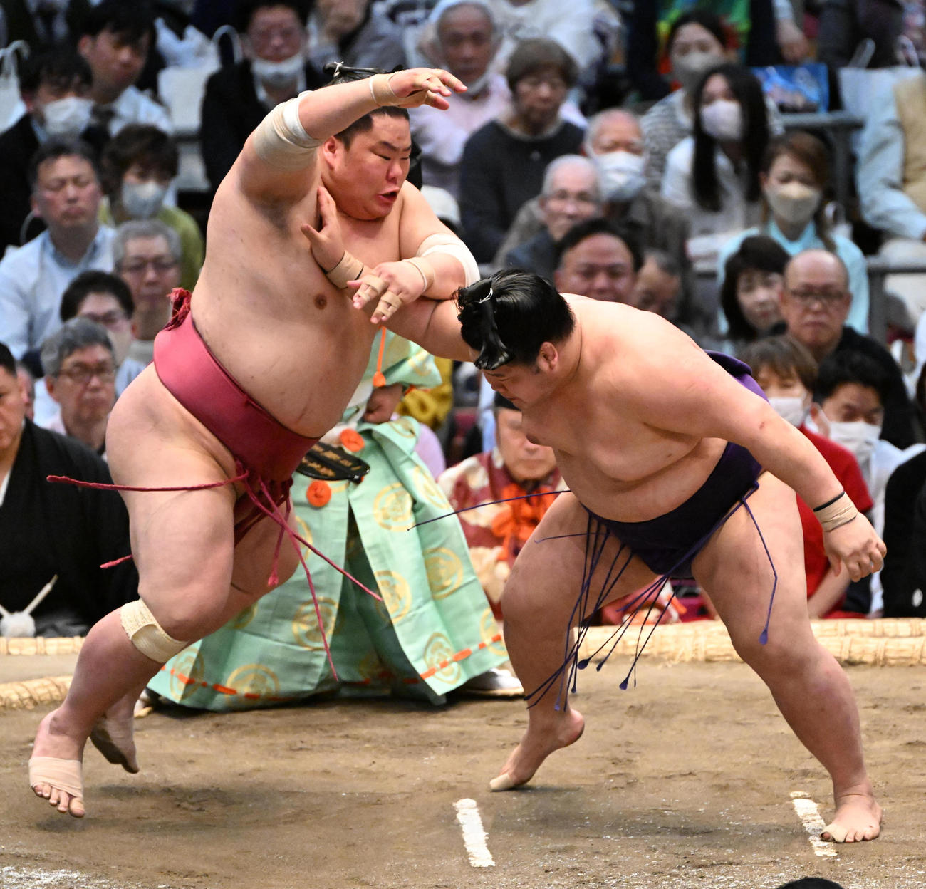 大栄翔（左）は突き出しで明生を敗る（撮影・石井愛子）