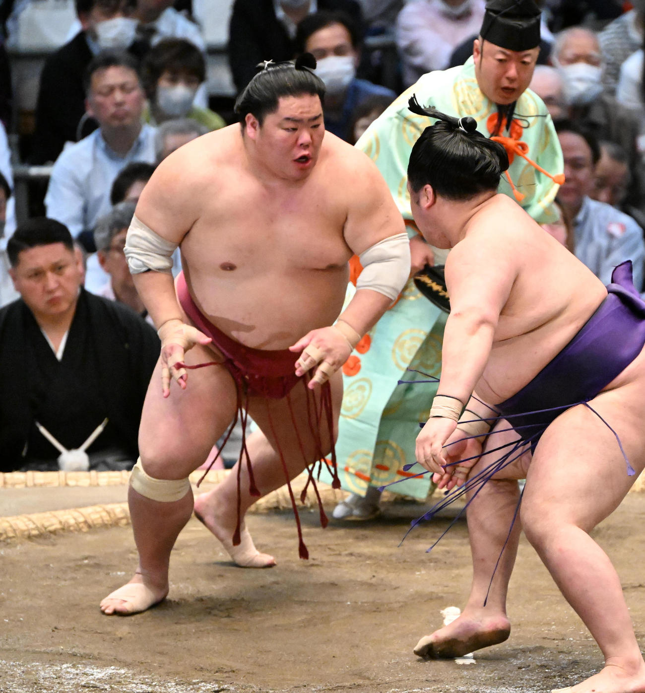 大栄翔（左）は突き出しで明生を敗る（撮影・石井愛子）