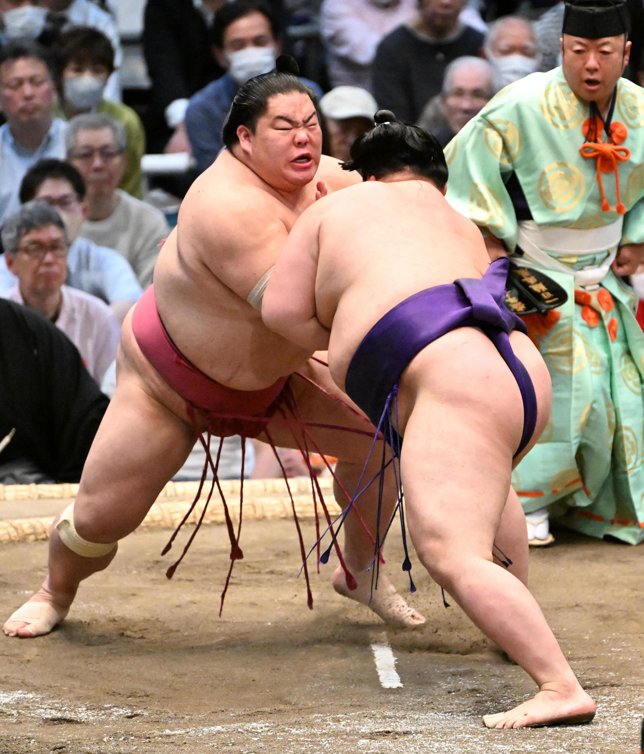 大栄翔（左）は突き出しで明生を敗る（撮影・石井愛子）