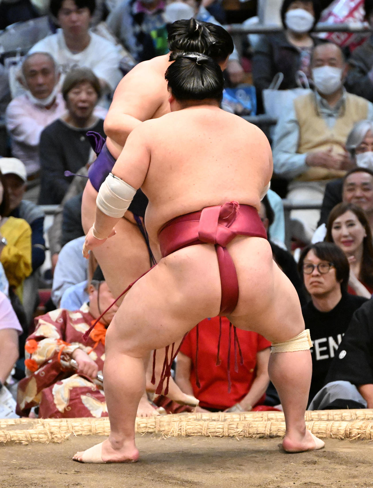 大栄翔（手前）は突き出しで明生を敗る（撮影・石井愛子）