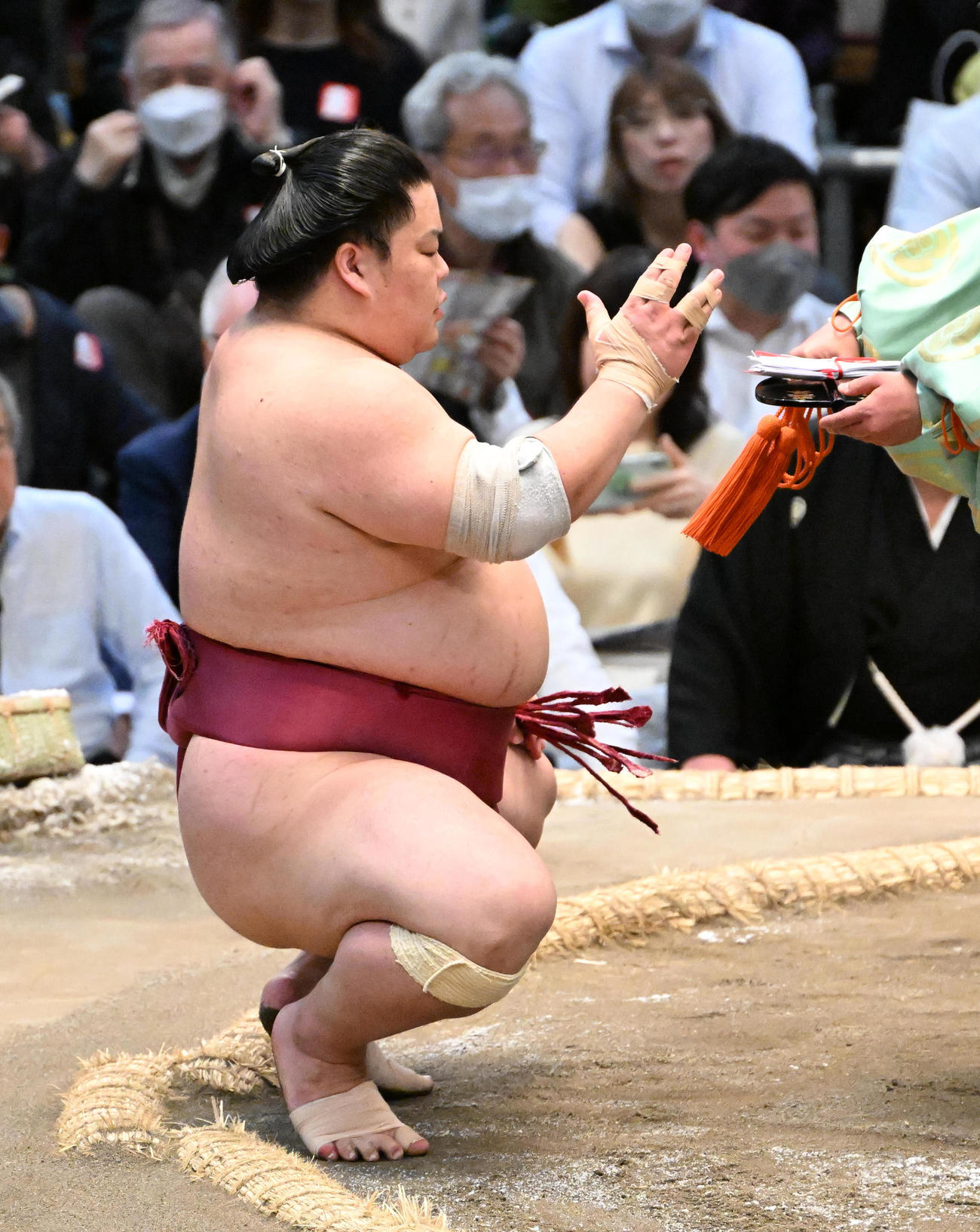 懸賞金を受け取る大栄翔（撮影・石井愛子）