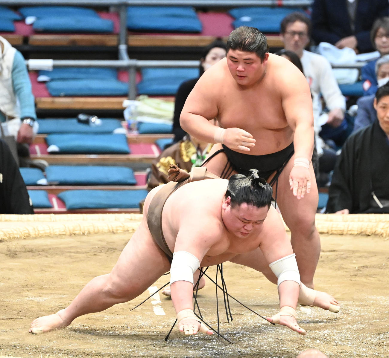 荒篤山（手前）を上手出し投げで破る落合（撮影・和賀正仁）