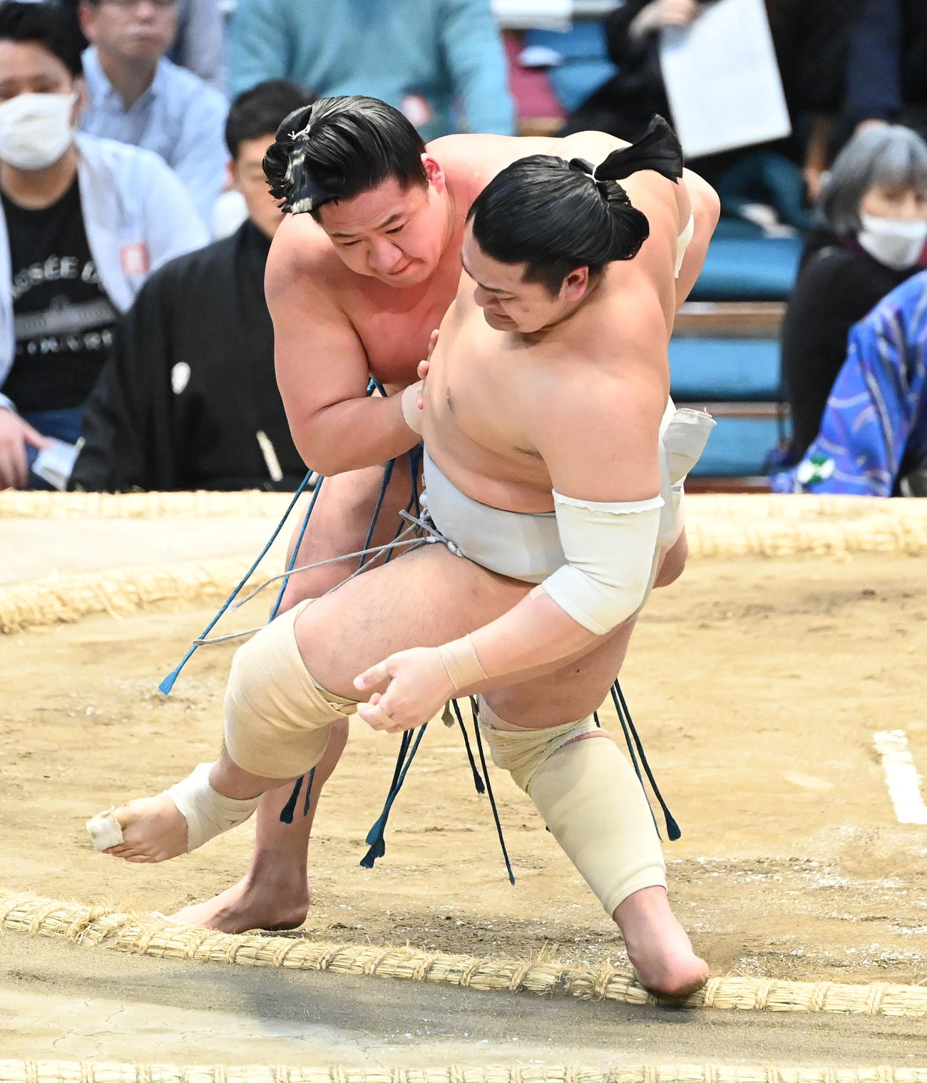 対馬洋（右）を寄り倒しで破る玉正鳳（撮影・和賀正仁）