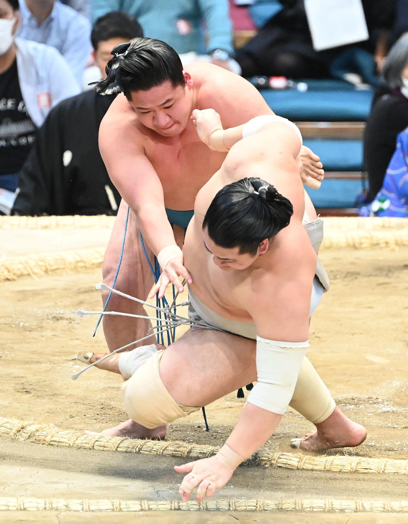 対馬洋（右）を寄り倒しで破る玉正鳳（撮影・和賀正仁）