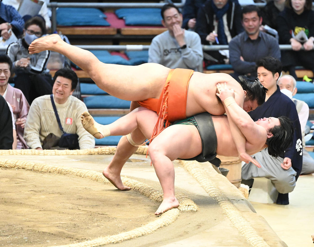 志摩ノ海（左）は寄り倒しで川副を破る（撮影・和賀正仁）
