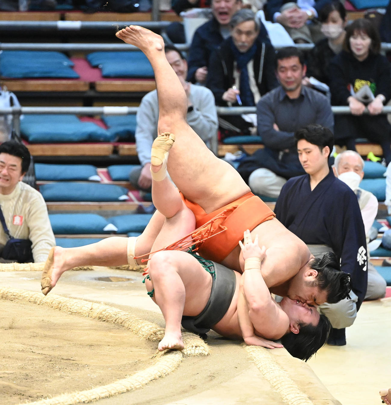 志摩ノ海（左）は寄り倒しで川副を破る（撮影・和賀正仁）