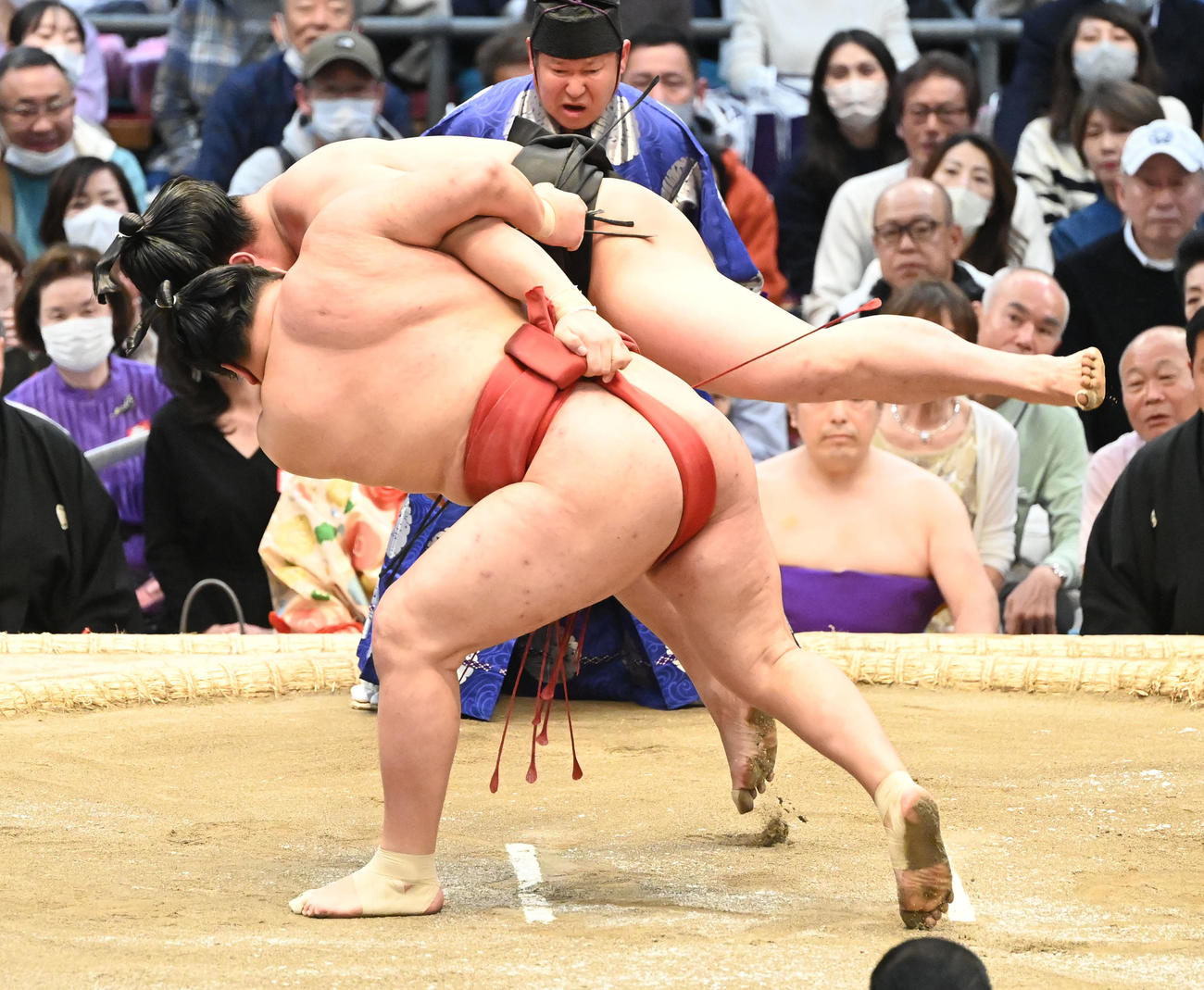 若元春（奥）を上手投げで破る豊昇龍（撮影・和賀正仁）