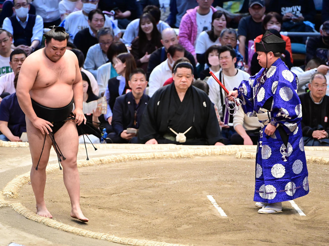 霧馬山（左）は若隆景の休場による不戦勝で勝ち名乗りを受ける（撮影・小沢裕）