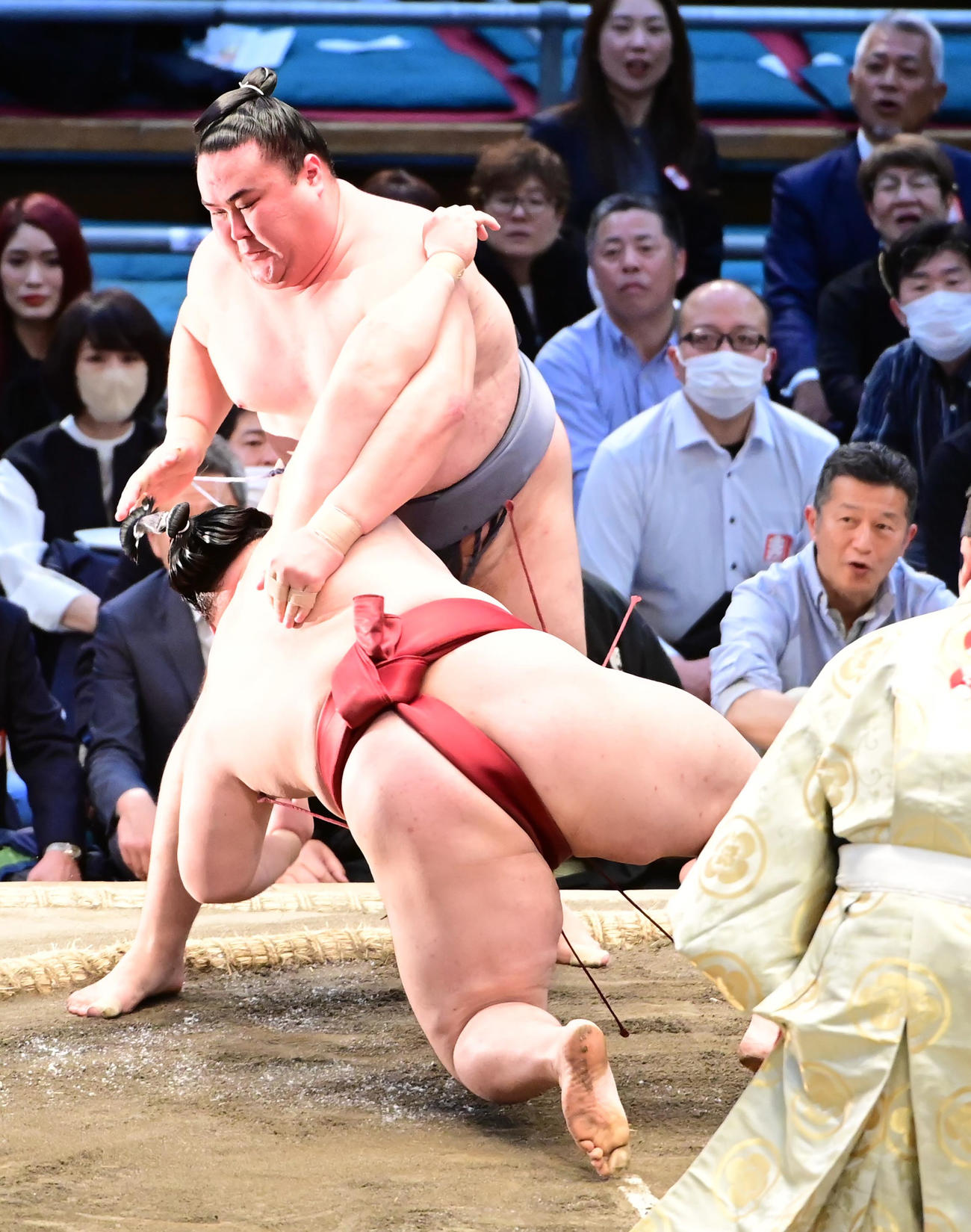 金峰山は隆の勝（手前）をすくい投げで破る（撮影・小沢裕）