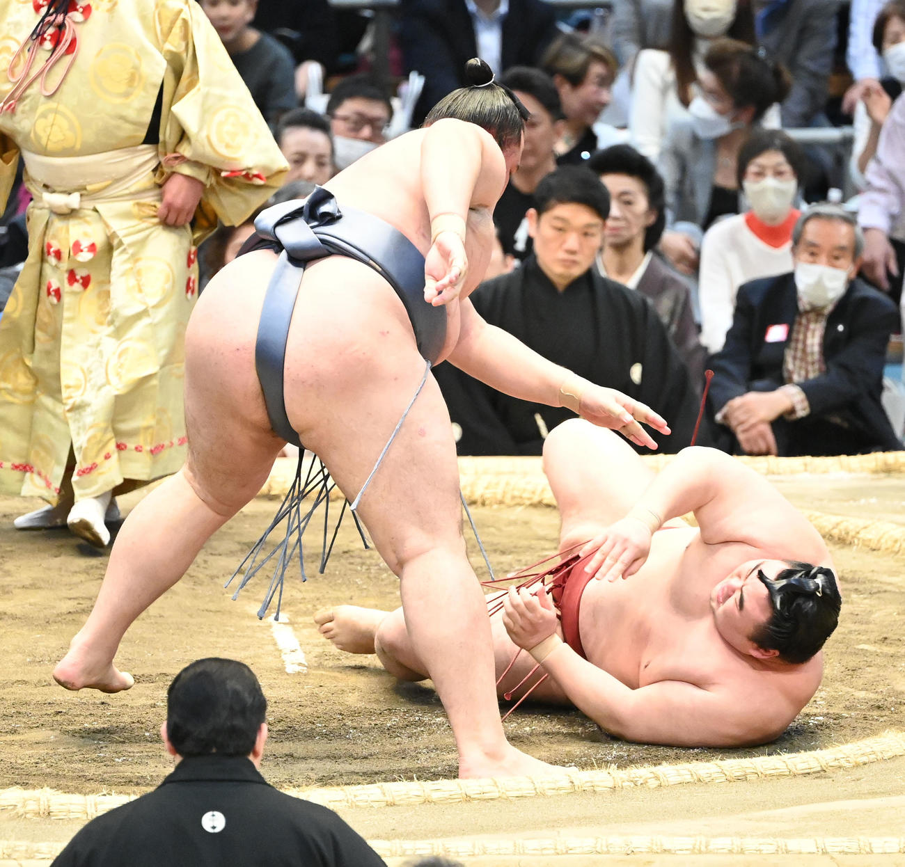 金峰山（左）はすくい投げで隆の勝を破る（撮影・和賀正仁）