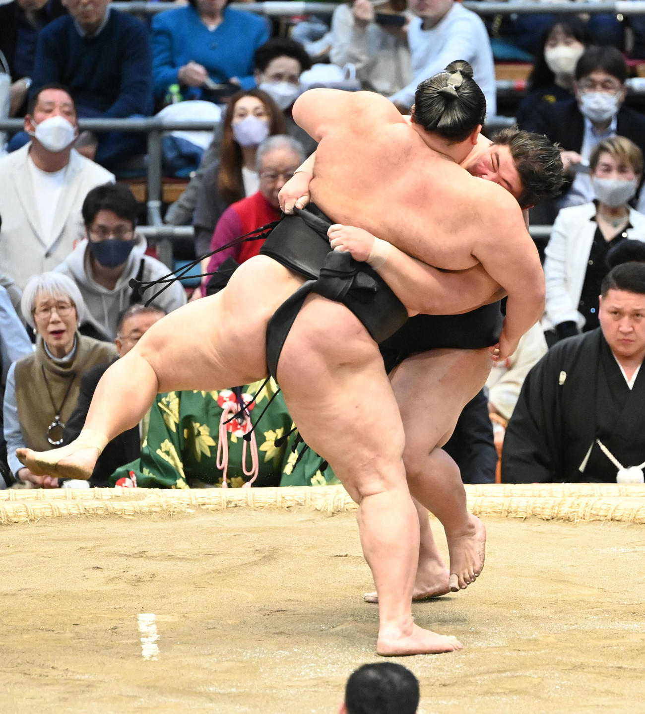 朝乃山（左）は落合を上手投げで破る（撮影・和賀正仁）
