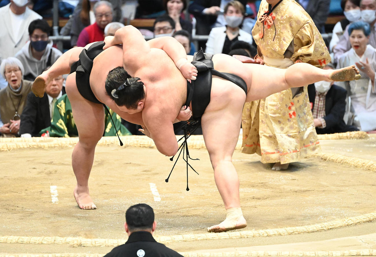 朝乃山（右）は落合を上手投げで破る（撮影・和賀正仁）