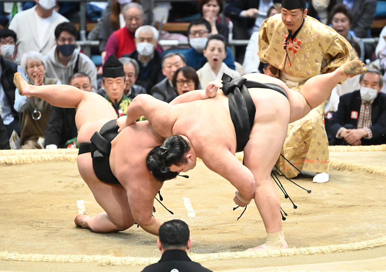 朝乃山（右）は落合を上手投げで破る（撮影・和賀正仁）