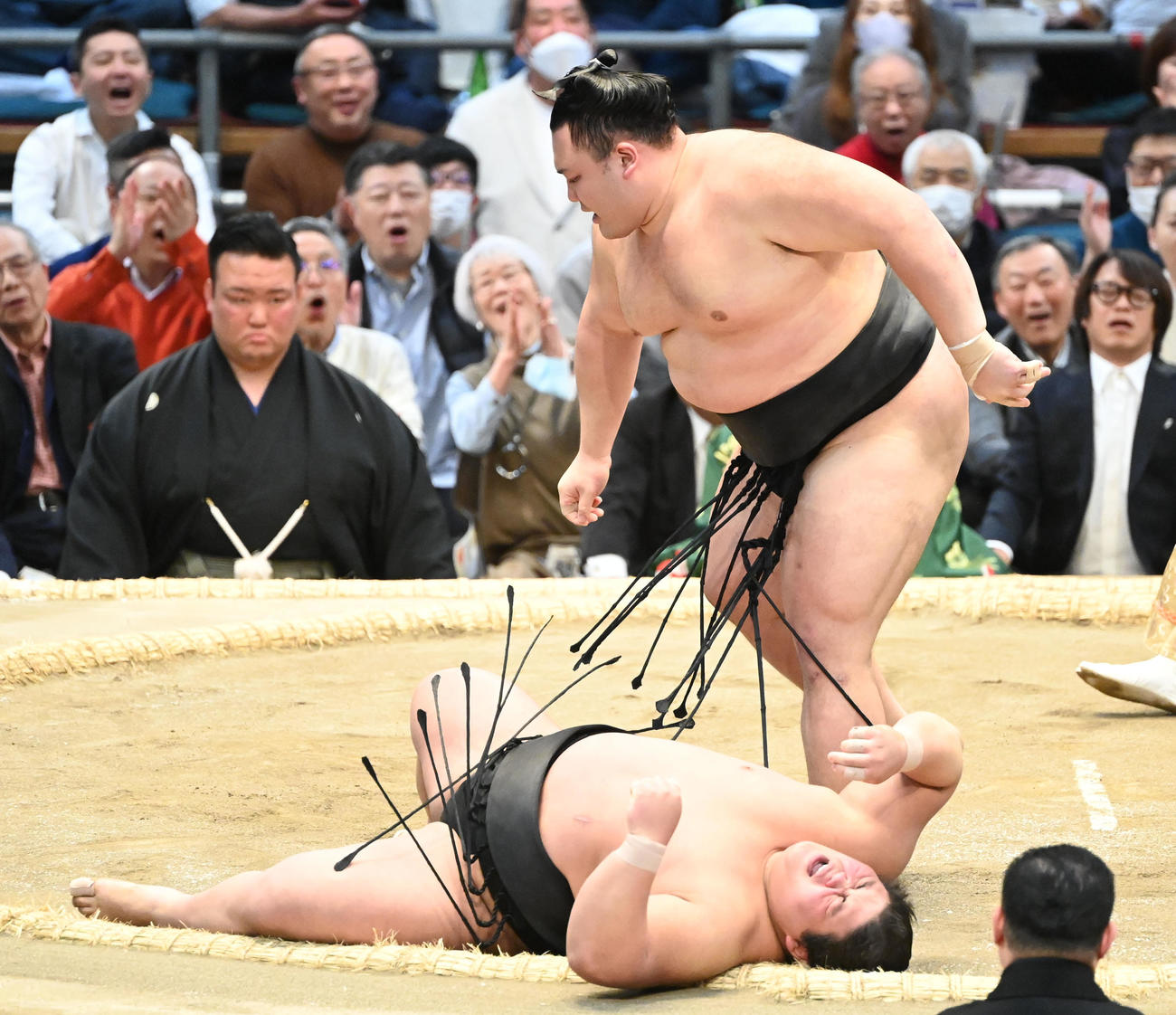 朝乃山（右）は落合を上手投げで破る（撮影・和賀正仁）